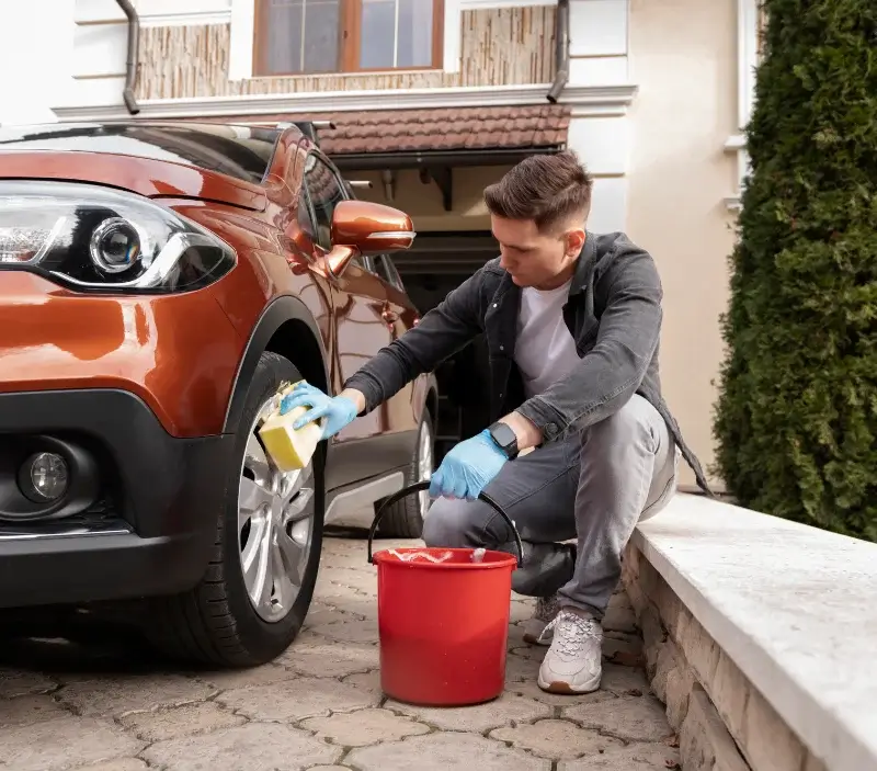 Lavage auto à domicile Roëzé-sur-Sarthe : professionnel intervenant sur un véhicule